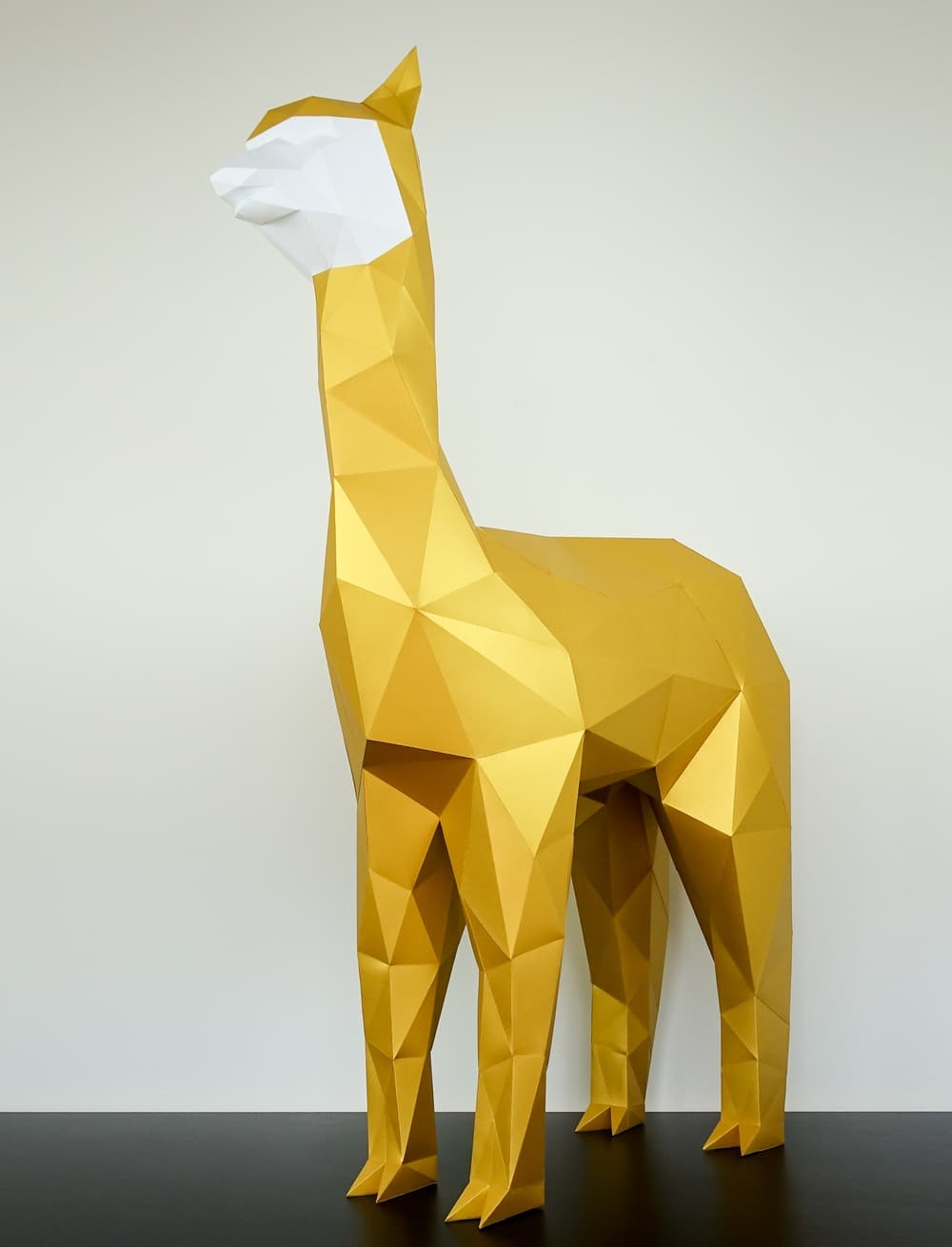 https://www.papertrophy.com/shop/media/image/12/4b/67/Alpaca-Figur-Dekoration-Statue.jpg